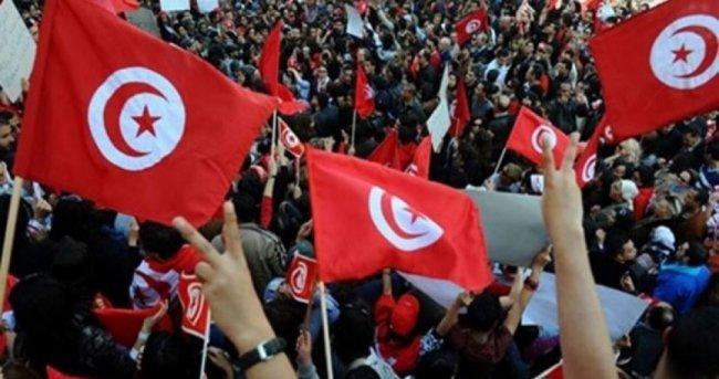 نشطاء في تونس يطلقون حملة “السترات الحمراء”