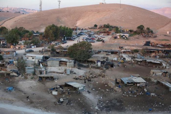مستوطنون يطوّقون تجمعين بدويين شرق القدس بالأسلاك الشائكة مستوطنون يطوّقون تجمعين بدويين شرق القدس بالأسلاك الشائكة