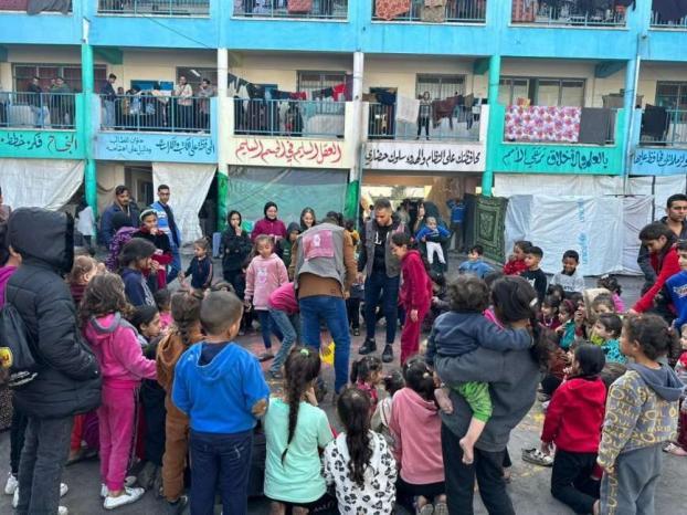 تدخلات إنسانية جديدة من بنك فلسطين لصالح المتضررين من الحرب في مراكز الإيواء بقطاع غزة تدخلات إنسانية جديدة من بنك فلسطين لصالح المتضررين من الحرب في مراكز الإيواء بقطاع غزة