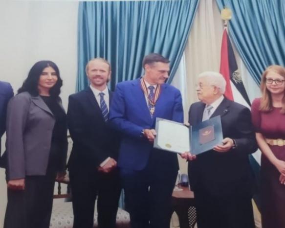 الرئيس يقلد ممثل الاتحاد الأوروبي لدى فلسطين نجمة القدس من وسام القدس الرئيس يقلد ممثل الاتحاد الأوروبي لدى فلسطين نجمة القدس من وسام القدس