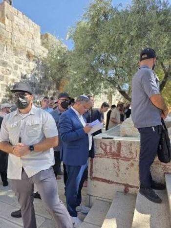بن غفير يقتحم الأقصى بحماية قوات الاحتلال و"الأوقاف" تستنكر بن غفير يقتحم الأقصى بحماية قوات الاحتلال و"الأوقاف" تستنكر