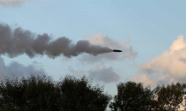 سقوط صاروخ في منطقة مفتوحة بغلاف غزة