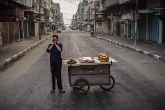 عبد الرحمن زقوت يُجسِّد مرارة العيش في قطاع غزة بصورٍ يلتقطها