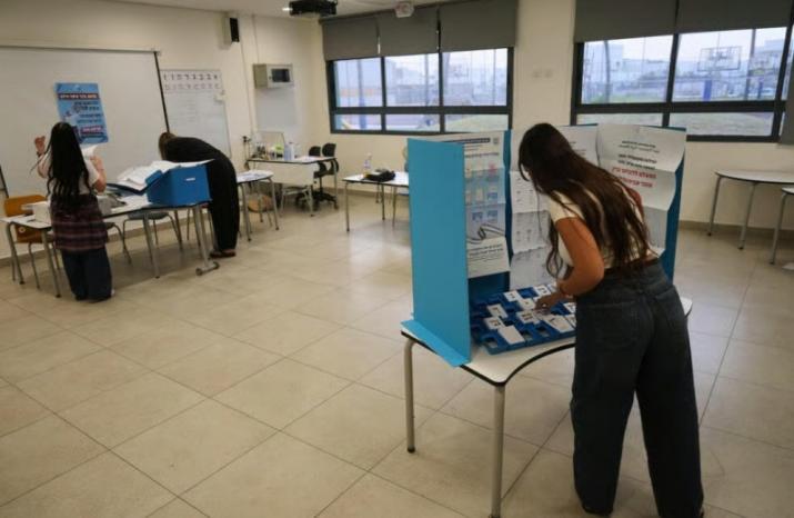فتح صناديق الاقتراع لانتخابات الكنيست
