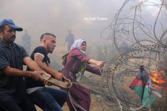 عشرات الشبان ينجحون باختراق السياج الأمني شرق دير البلح