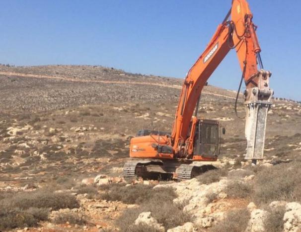 صور| مستوطنون يشقون طريقاً من أراضي المواطنين شمال رام الله