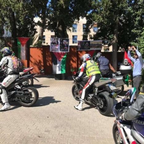 صور | موكب دراجات نارية يصل سفارة فلسطين لدى إيطاليا تضامنا مع شعبنا