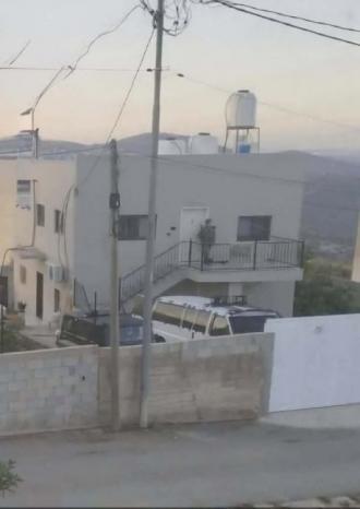 الاحتلال يجبر عائلة في بلدة كوبر على إخلاء منزلها الاحتلال يجبر عائلة في بلدة كوبر على إخلاء منزلها