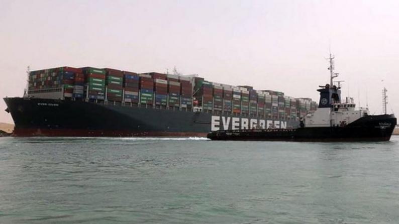 مصر تتحفظ على السفينة إيفرغيفن وتطالب بتعويضات تتجاوز مليار دولار