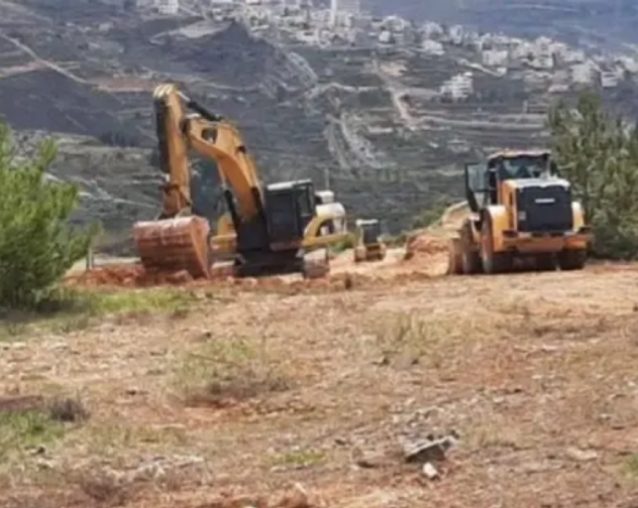 مستوطنون يشقون طريقاً استيطانياً في نعلين غرب رام الله