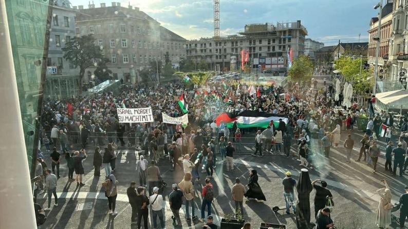 صور وفيديو| تظاهرة حاشدة دعمًا لفلسطين وضد عدوان الاحتلال على غزة في العاصمة النمساوية صور وفيديو| تظاهرة حاشدة دعمًا لفلسطين وضد عدوان الاحتلال على غزة في العاصمة النمساوية