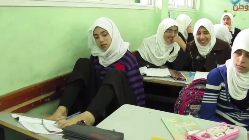 خاص لـ "وطن": بالفيديو... غزة: آية بدون ذراعين.. تستخدم قدميها للرسم والكتابة.. وتناشد الرئيس