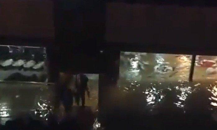 شاهد بالفيديو..غرق مطعم عائم في نهر دجلة بالعراق