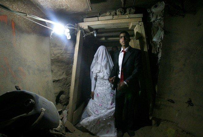 بالصور.. شاب من غزة يحضر زوجته بثوب الزفاف من مصر عبر الانفاق