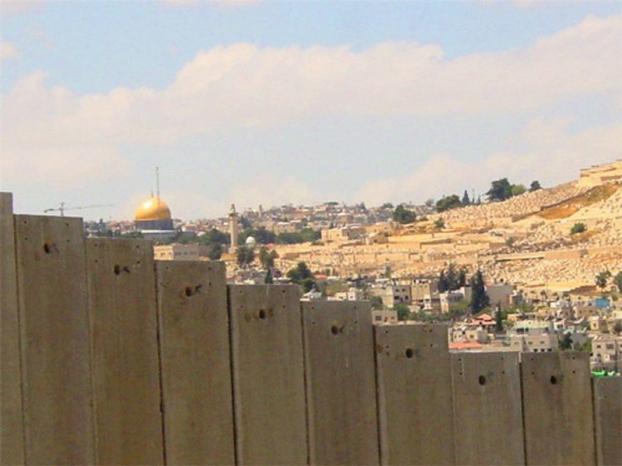 بلدية الاحتلال تسعى لنقل خدمات 90 ألف مقدسي خلف الجدار للجيش