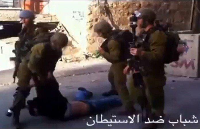 بالفيديو... جنود الاحتلال ينكلون بشاب في الخليل