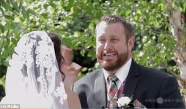 فيديو.. صفع عروسته في زفافهما