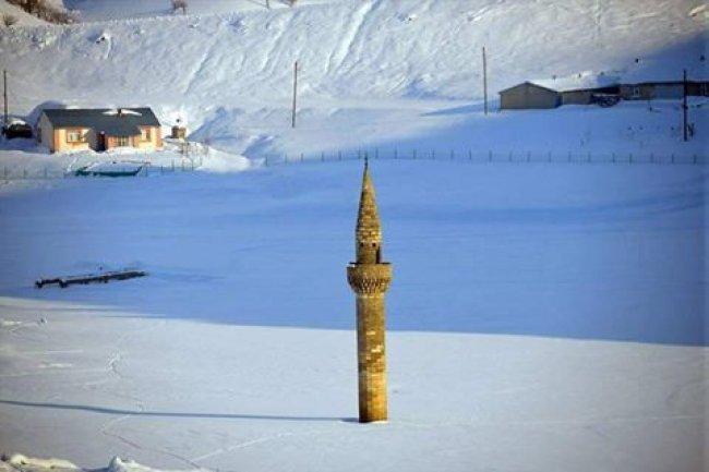 مئذنة تنبت من الثلج في مدينة أغري التركية