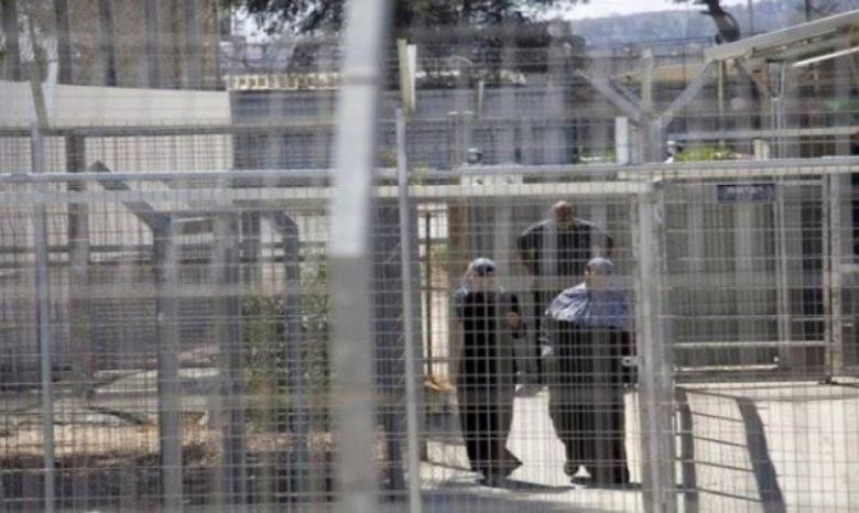 وحدات القمع تقتحم أقسام سجن جانوت وتُصيب أسيرين وحدات القمع تقتحم أقسام سجن جانوت وتُصيب أسيرين