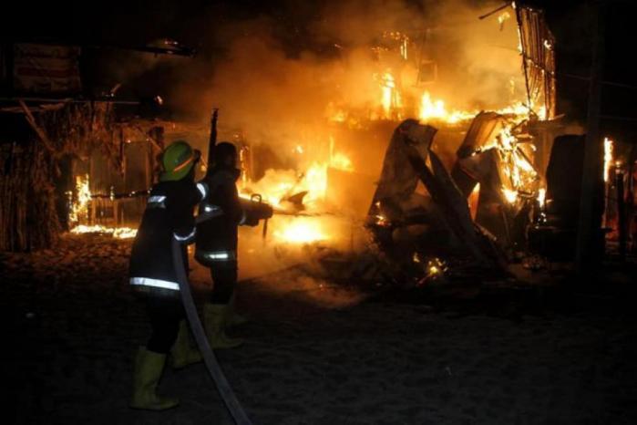 إخماد حريق في استراحة على شاطئ بحر بيت لاهيا