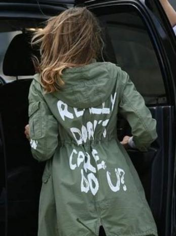 عبارة على معطف ميلانيا ترامب ارتدته خلال زيارة للمهاجرين تثير جدلاً