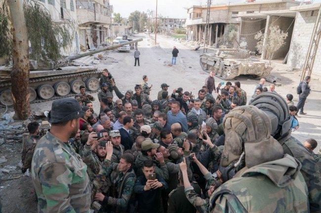صور.. الأسد في الغوطة الشرقية!