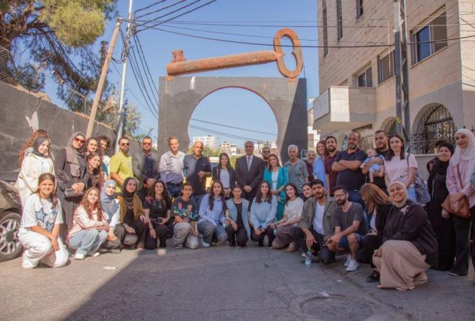 الوزير حمدان يفتتح معرض الورشة الفنية بعنوان "الطريق ليست وعرة" في مخيم عايدة ببيت لحم الوزير حمدان يفتتح معرض الورشة الفنية بعنوان "الطريق ليست وعرة" في مخيم عايدة ببيت لحم