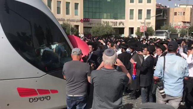 فيديو .. عشرات المتدينين اليهود يغلقون مسار القطار الخفيف في القدس