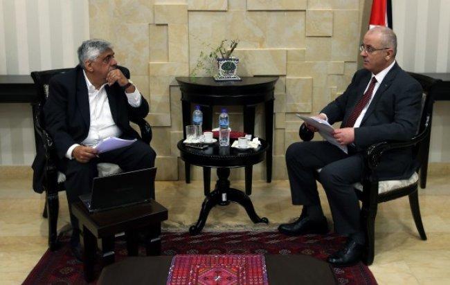 رئيس الوزراء يتابع مشكلة الغزيين الممنوعين من دخول الأردن