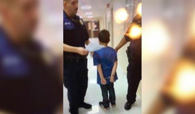 طفل في السابعة تقيده الشرطة داخل مدرسته