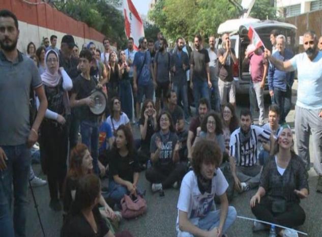 لبنان: الاحتجاجات تتواصل لليوم السادس وتصل إلى المطالبة باسقاط حكم المصرف