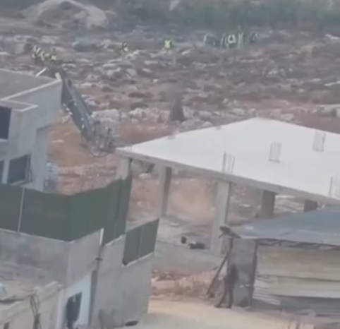 الاحتلال ينفذ عمليات هدم في محيط مخيم قلنديا شمال القدس الاحتلال ينفذ عمليات هدم في محيط مخيم قلنديا شمال القدس