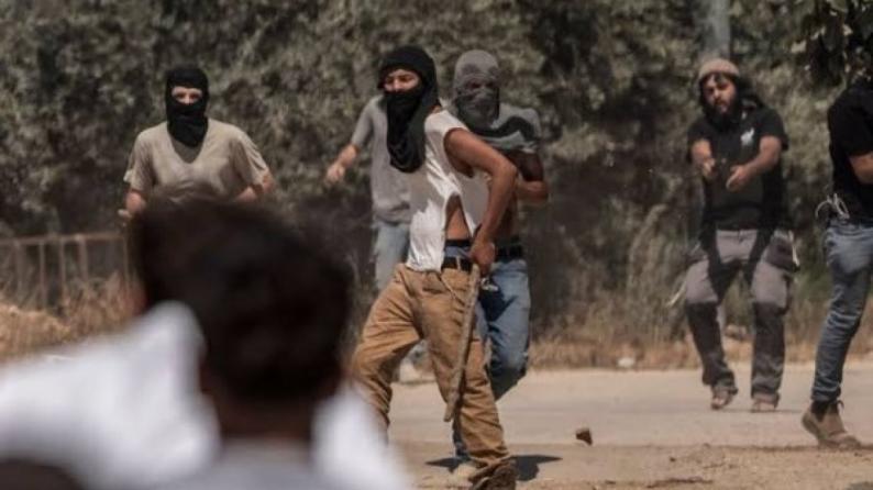 فيديو: مستوطنون يهاجمون مركبة قرب ترمسعيا شمال رام الله فيديو: مستوطنون يهاجمون مركبة قرب ترمسعيا شمال رام الله