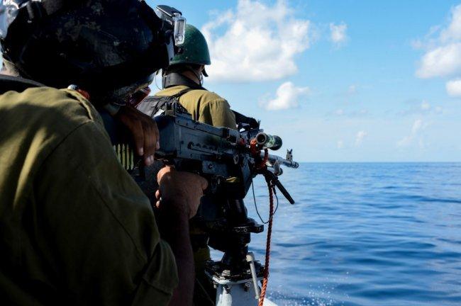 بعد اعتقال 5 صيادين امس..بحرية الإحتلال تهاجم مراكب الصيادين في بحر غزة
