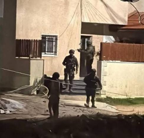 قوات الاحتلال تشرع بتفتيش مساكن المواطنين وتصويرها في منطقة الرأس الأحمر جنوب شرق طوباس قوات الاحتلال تشرع بتفتيش مساكن المواطنين وتصويرها في منطقة الرأس الأحمر جنوب شرق طوباس