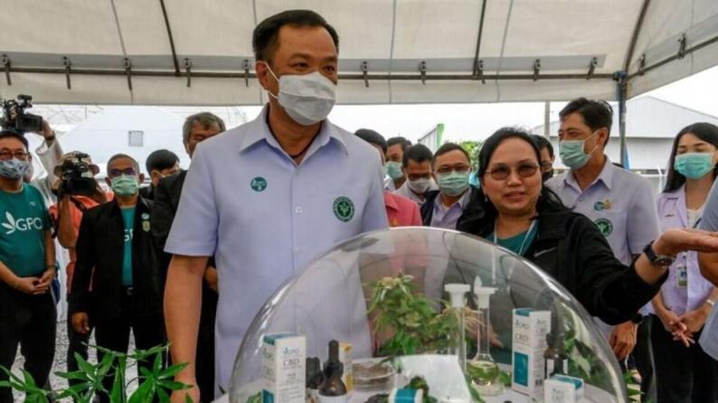 رغم تلقيه 6 تطعيمات.. وزير الصحة التايلاندي يعود إلى بلاده من أوروبا مصابا بكورونا