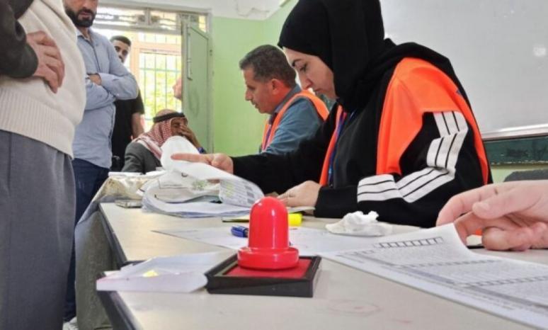 معركة “الجناح الملكي “ في سفينة تغرق معركة “الجناح الملكي “ في سفينة تغرق