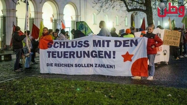 تظاهرة في ميونيخ بألمانيا ترفع لافتة نطالب بوقف التضخم ورفع الأجور.