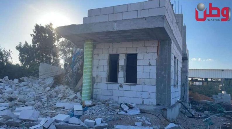 سلطات الاحتلال تجبر مواطناً على هدم منزله في قلنسوة