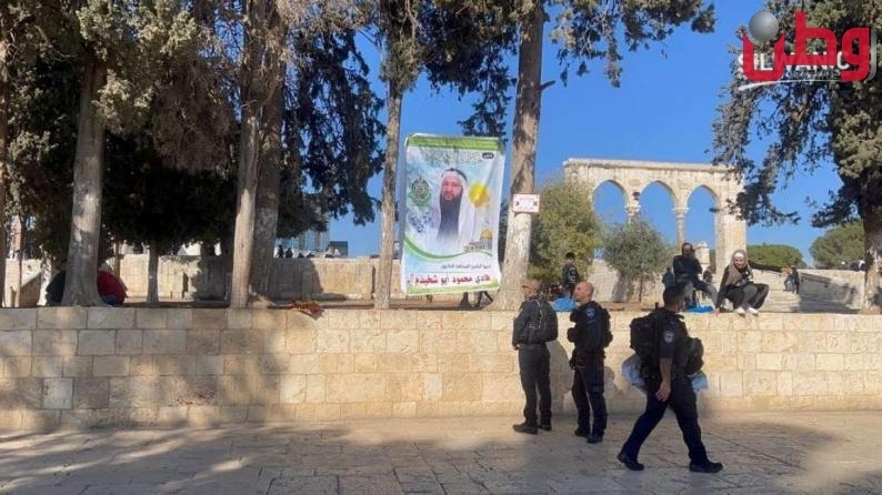 قوات الاحتلال تقتحم الأقصى وتزيل لافتات تحمل صور الشهيدين أبو شخيدم وأبو عصب