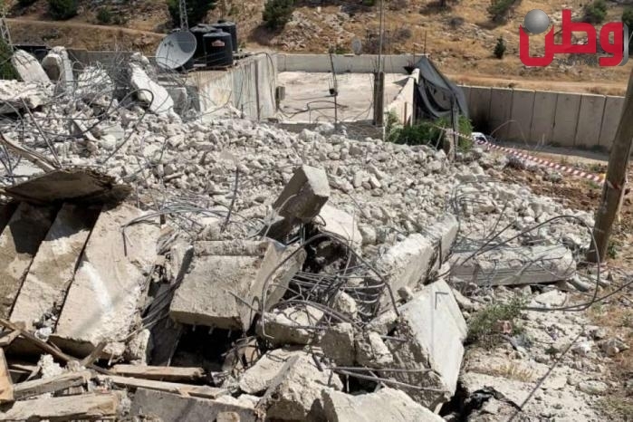 الاحتلال يهدم منزلين وسورًا في مخيم شعفاط