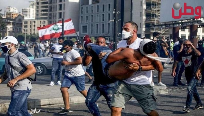 احتجاجات وقطع طرقات في بيروت ومناطق لبنانية عدة بسبب انهيار الليرة اللبنانية امام الدولار