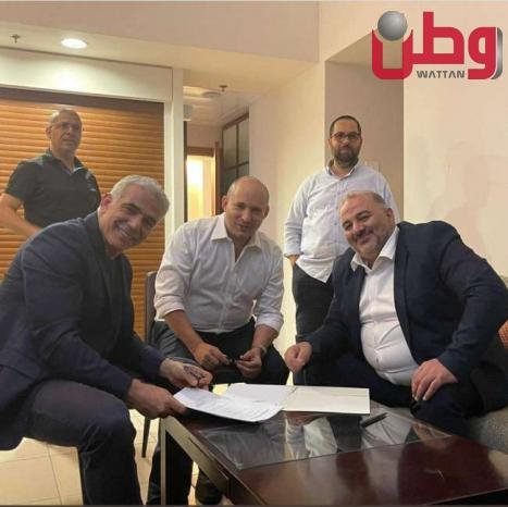 بعد ولاءات الطاعة لحكومة الاحتلال.. منصور عباس يقود الرواية الصهيونية العنصرية بعد ولاءات الطاعة لحكومة الاحتلال.. منصور عباس يقود الرواية الصهيونية العنصرية