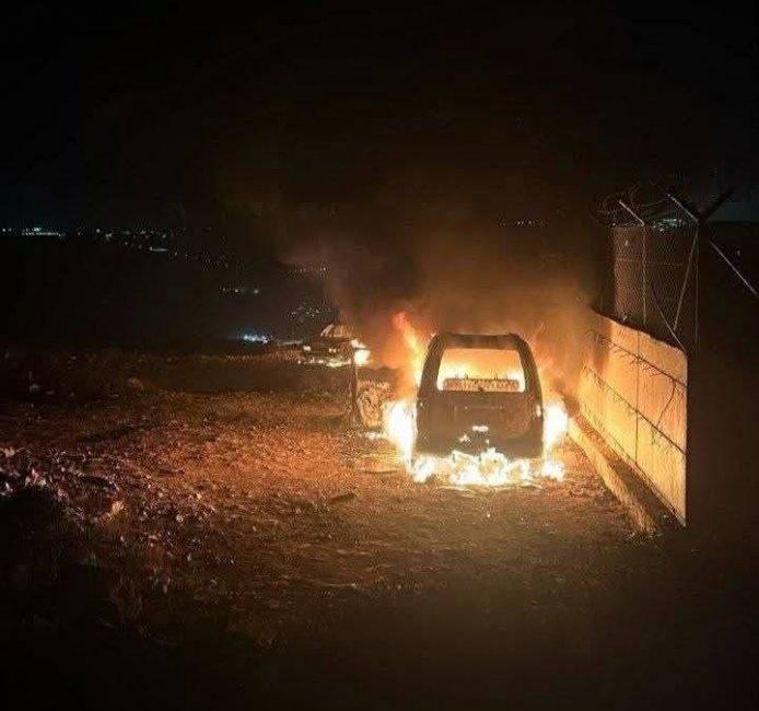 مستوطنون يحرقون مركبتين ويخطون شعارات معادية خلال هجومهم على عطارة