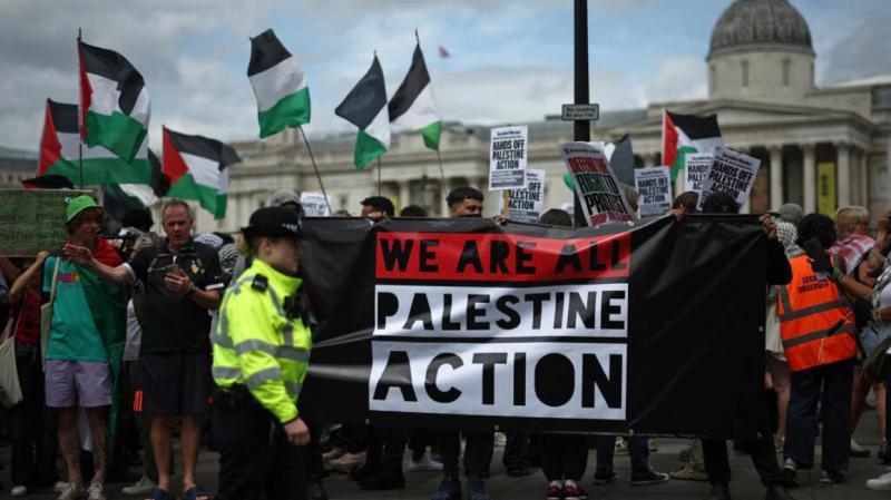 بريطانيا: أكثر من 150 كاتباً وشخصية يطالبون بتعديل حظر حركة "فلسطين أكشن"