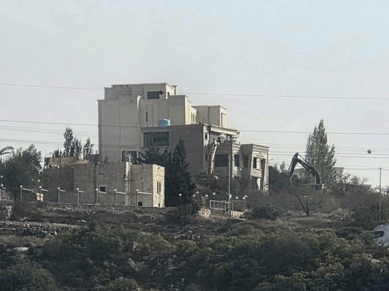 الاحتلال يهدم عمارة سكنية في الخليل ويغلق مداخل المدينة ومخارجها