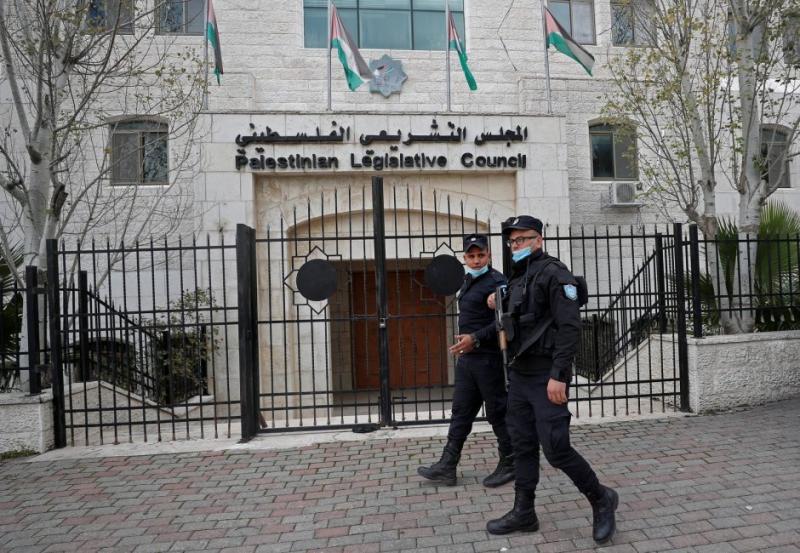 استطلاع مركز القدس للإعلام والاتصال: الأغلبية تشكك بإجراء الانتخابات التشريعية في موعدها، و58.9% يصفون وضعهم الاقتصادي بـ"السيء"، و 55% لا يثقون بأي فصيل أو حزب سياسي