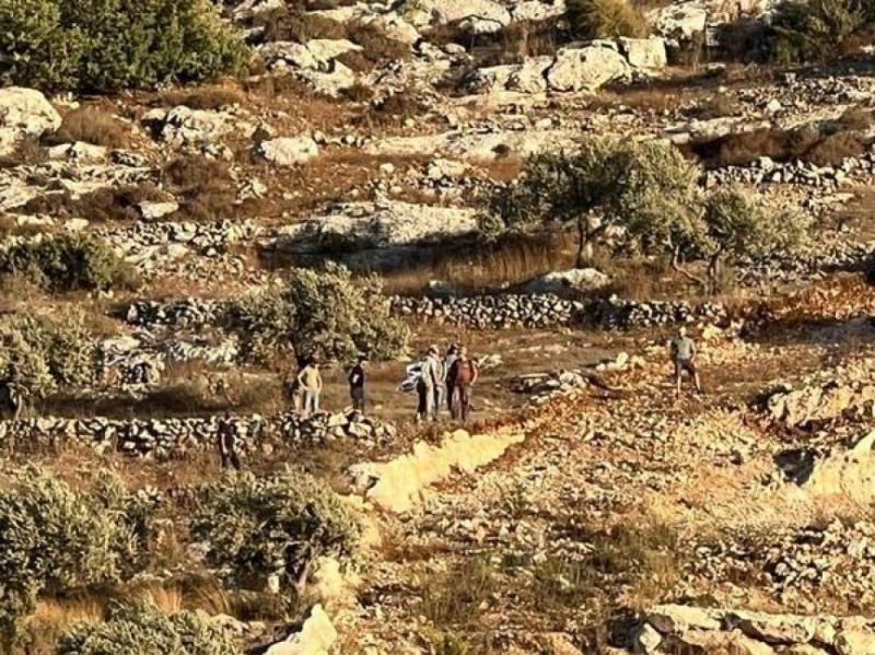 مستوطنون يحتجزون طاقم بلدية نابلس ويمنعون إعادة تأهيل طريق