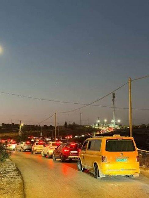 أزمة مرورية شمال رام الله جراء تشديدات الاحتلال على حاجزي عطارة وعين سينيا