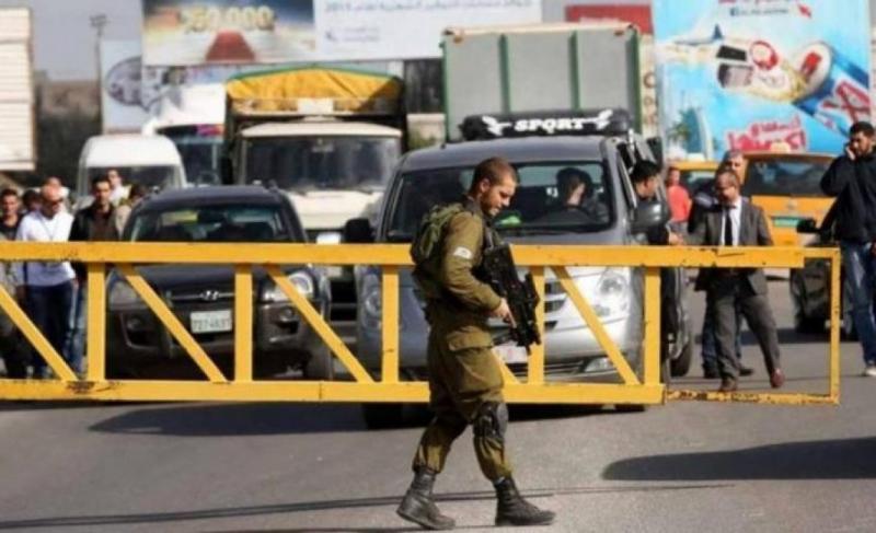 الاحتلال ينصب حاجزاً  قرب بلدة نعلين غرب رام الله ويتسبب بأزمة مرورية